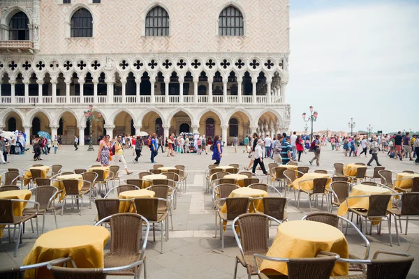 Je St.Mark náměstí v Benátkách — Stock fotografie