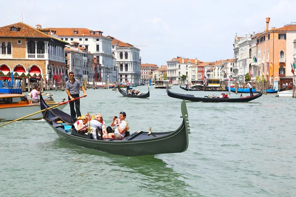 Lalu lintas gondolas di kanal venetian — Stok Foto