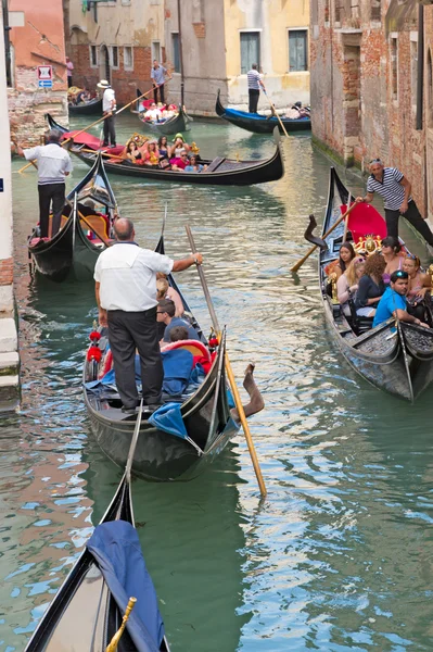 Trafic des gondoles dans le canal vénitien — Photo