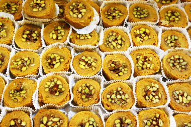 İçinde çarşı Antep fıstığı ile tatlılar