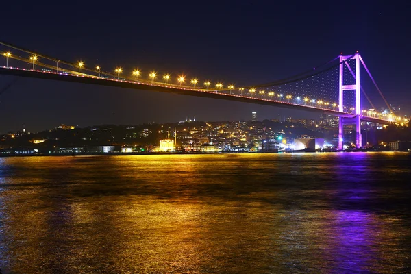 Ponte sul Bosforo di notte — Foto Stock