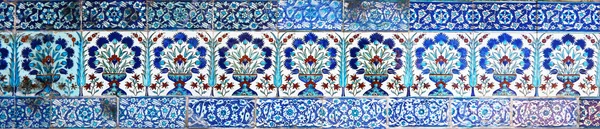 Listra de azulejos pintados à mão no palácio Topkapi — Fotografia de Stock