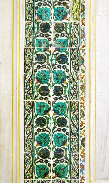 Striscia di piastrelle dipinte nel palazzo Topkapi — Foto Stock