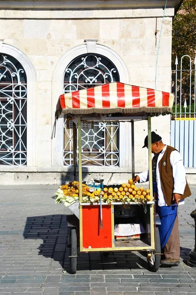 Gatuförsäljare av rostade majskolvar i Istanbul — Stockfoto