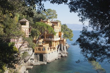 Kayalık sahil üzerinde harika villa