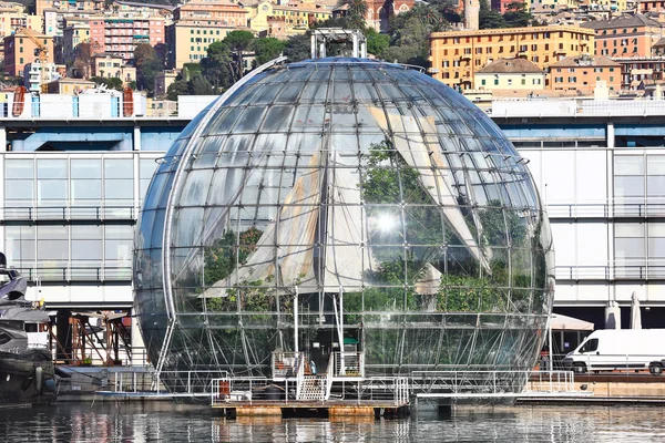 Glashaus auf dem Wasser des Hafens von Genua — Stockfoto