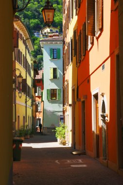 Eski evler arasındaki dar sokak