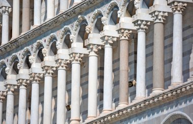 Duomo ön yüzü sütunlarda