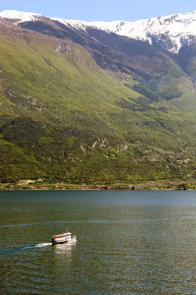 Ferry turístico no Lago de Garda — Fotografia de Stock