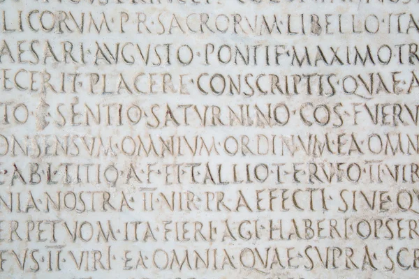 Palavras latinas esculpidas em pedra antiga — Fotografia de Stock