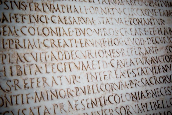 Lateinische Wörter in antiken Stein gemeißelt — Stockfoto