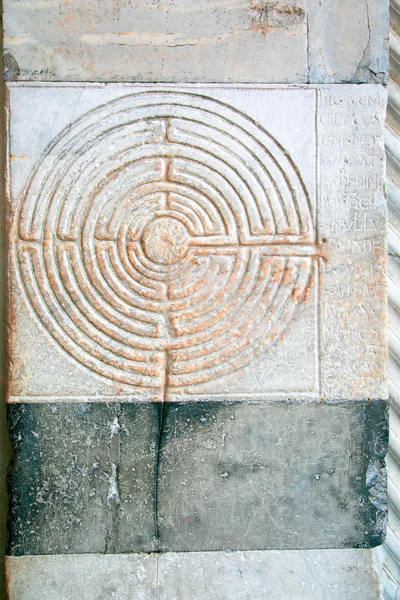 Labyrinth in Wand geschnitzt — Stockfoto
