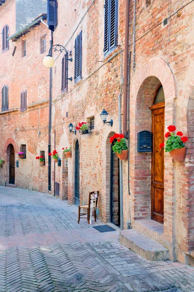 Ancienne ruelle dans le village médiéval de Certaldo — Photo