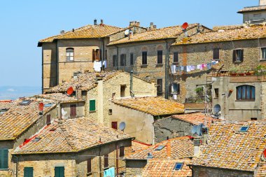 Eski evlerin çatılarında görüntülemek