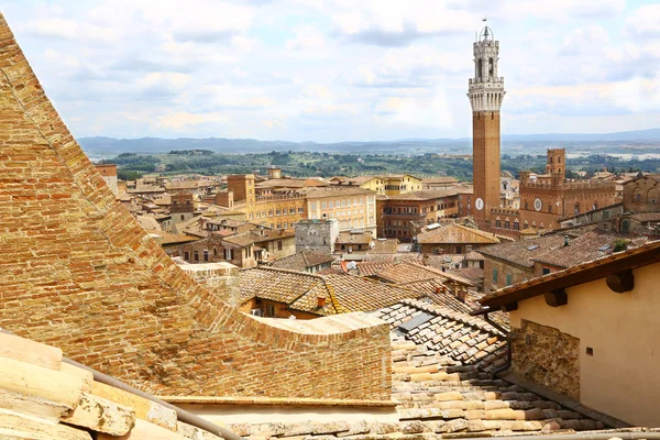 Siena stadsgezicht met klokkentoren — Stockfoto