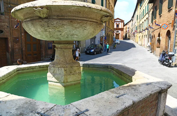 Starověké fontána na historické ulici — Stock fotografie
