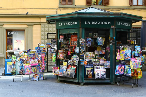 Staromodny zielony kiosk w Siena — Zdjęcie stockowe