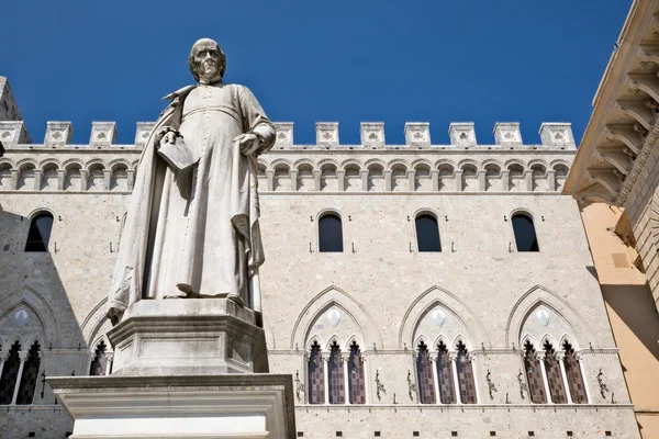 Statue of monk and ancient building — Stock Photo, Image