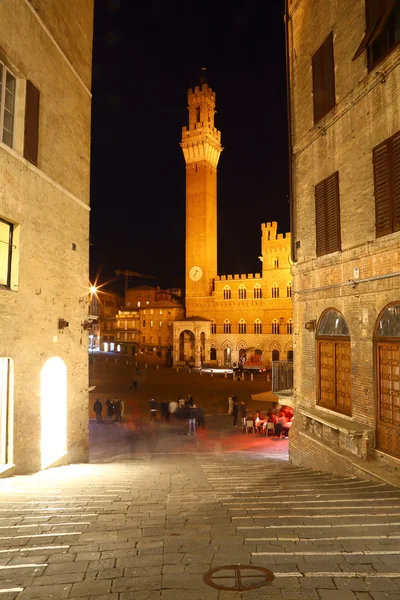 Piazza del Campo con turistas de noche — Foto de Stock