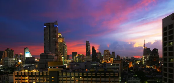 夕暮れのバンコクの金融街. — ストック写真