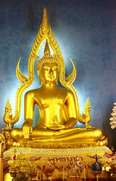Tapınaktaki altın Buda heykeli