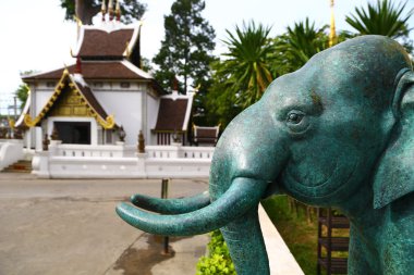 Fili heykele yarda Budist tapınağı