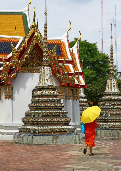 Monk in tuin van boeddhistische tempel — Stockfoto