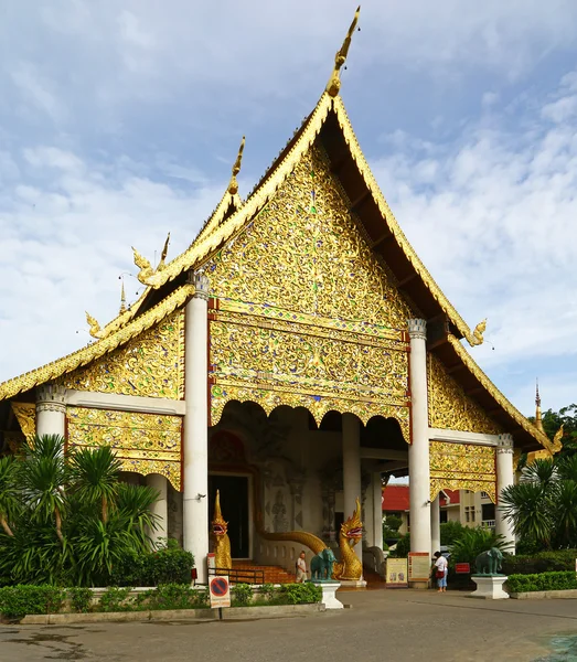 Temple doré pittoresque à Chiang Mai — Photo