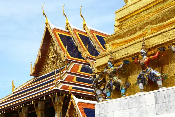 Statues of demons and thai architecture — 图库照片