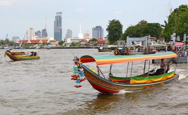 Traffic of multicolored thai boats — Stock fotografie