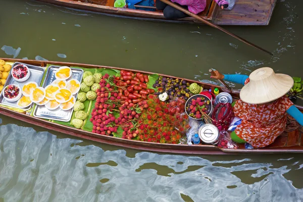 Barco tailandés en mercado flotante —  Fotos de Stock