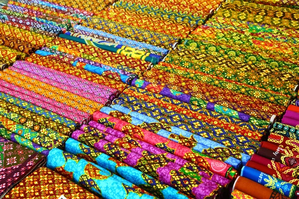 Thai fabrics exposed in a market — Stockfoto