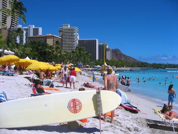 Fullsatt strand med hotell på bakgrunden — Stockfoto