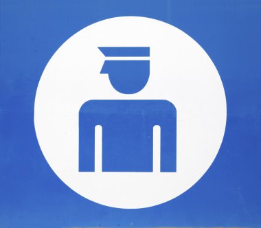 Mavi işareti gösteren polis karakolu