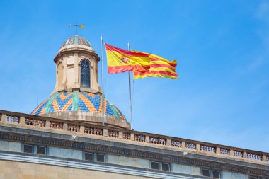 Barselona bölgesindeki binanın çatı bayrakları