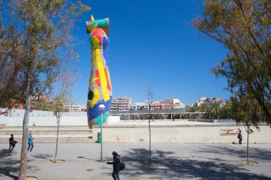 Renkli heykel Dona I Ocell Miro tarafından