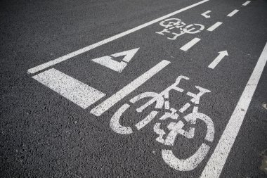 Ayrılmış bisiklet yolu asfalt üzerinde oturum