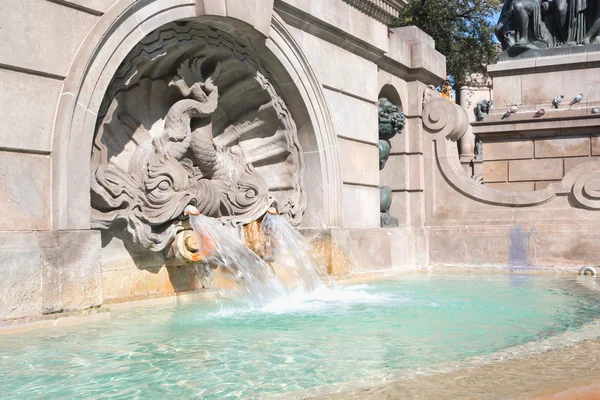 Fountain in Plaza de Catalunya, Barcelona — Stock Photo, Image