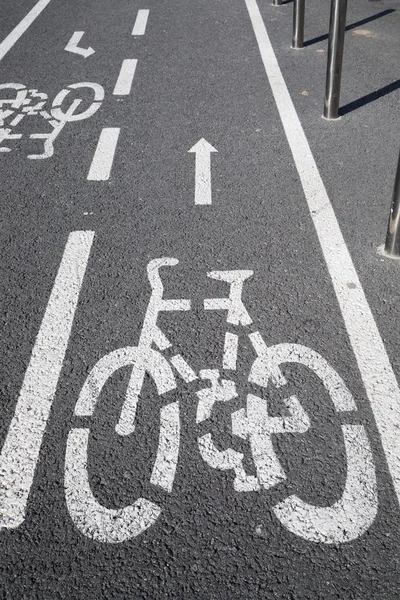 Fenntartott kerékpárút jelentkezik aszfalt — Stock Fotó