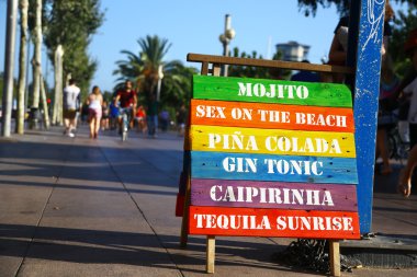 Renkli kokteyller başlıkları ile kiosk iz