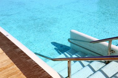 Havuz içine inerler merdiven