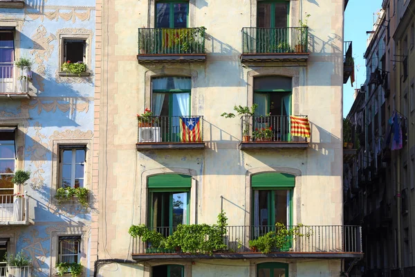 Fahnen katalanischer Separatisten auf Balkonen in Barcelona — Stockfoto