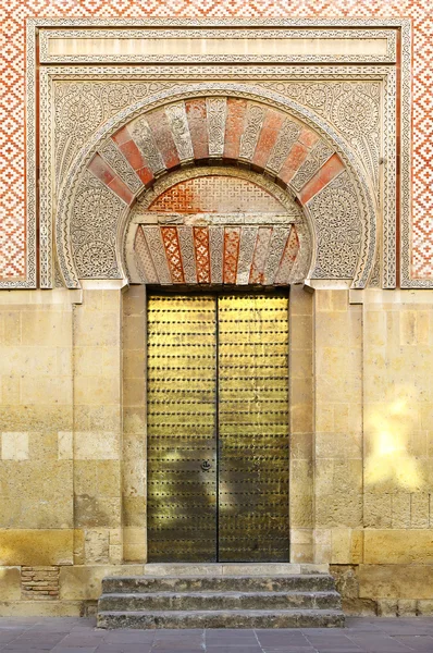 ประตู Moorish ของโบสถ์ Mezquita ใน Cordoba — ภาพถ่ายสต็อก