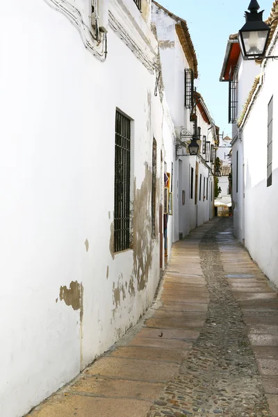 Callejón estrecho con antiguas casas blancas —  Fotos de Stock