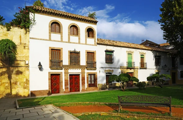 Edificios antiguos y jardín verde —  Fotos de Stock