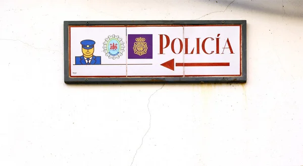 Polizei-Wegweiser auf bunten Azulejos — Stockfoto