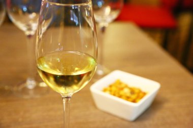 Kadeh beyaz şarap ve aperatifler