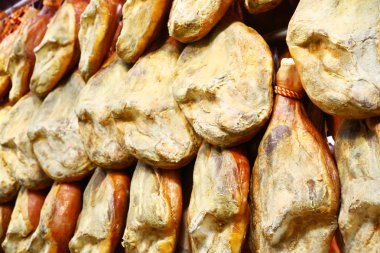 Valencia pazarda asılı satır jambon