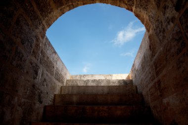 Arch ile antik taş merdiven