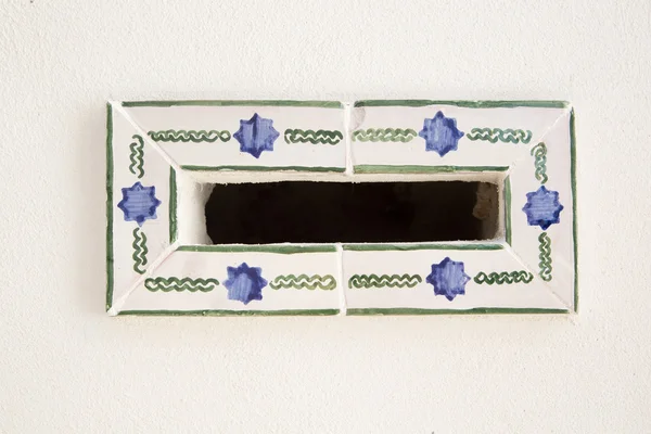 Почтовый ящик, украшенный красочными плитками — стоковое фото